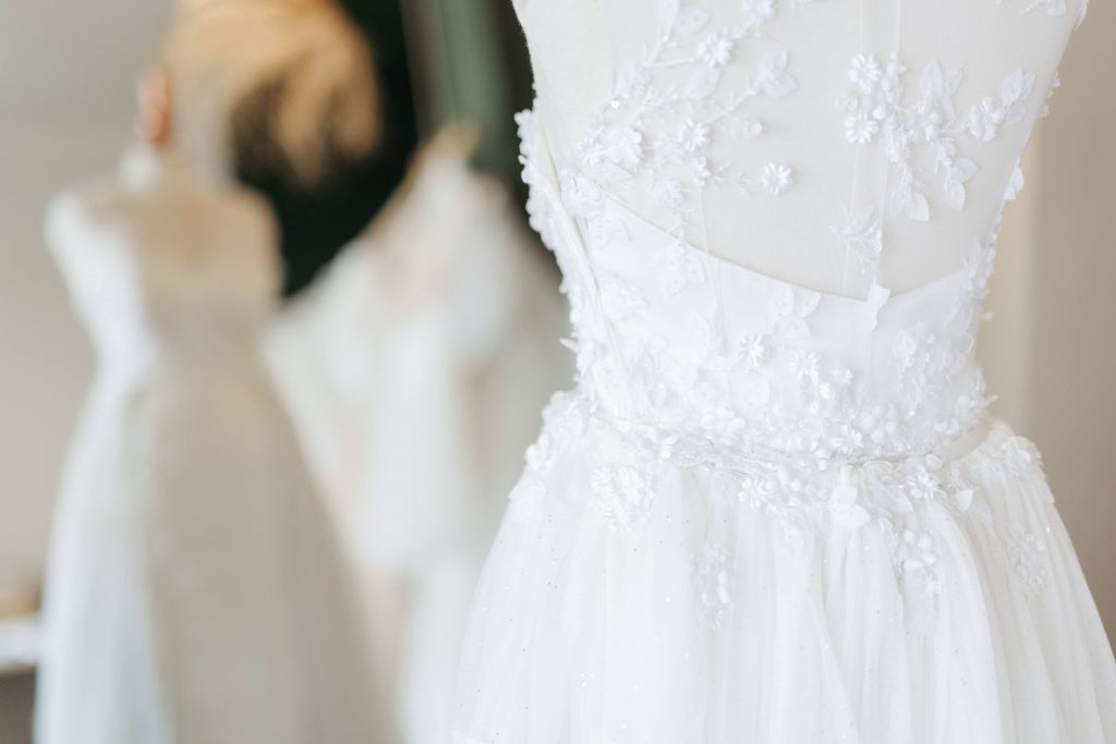 Lire la suite à propos de l’article Robe de mariée quand on a 50 ans : comment trouver la tenue parfaite