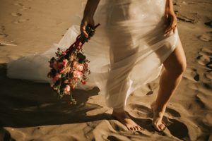 Comment Accessoiriser une Robe de Mariée avec des Chaussures Plates Tendance