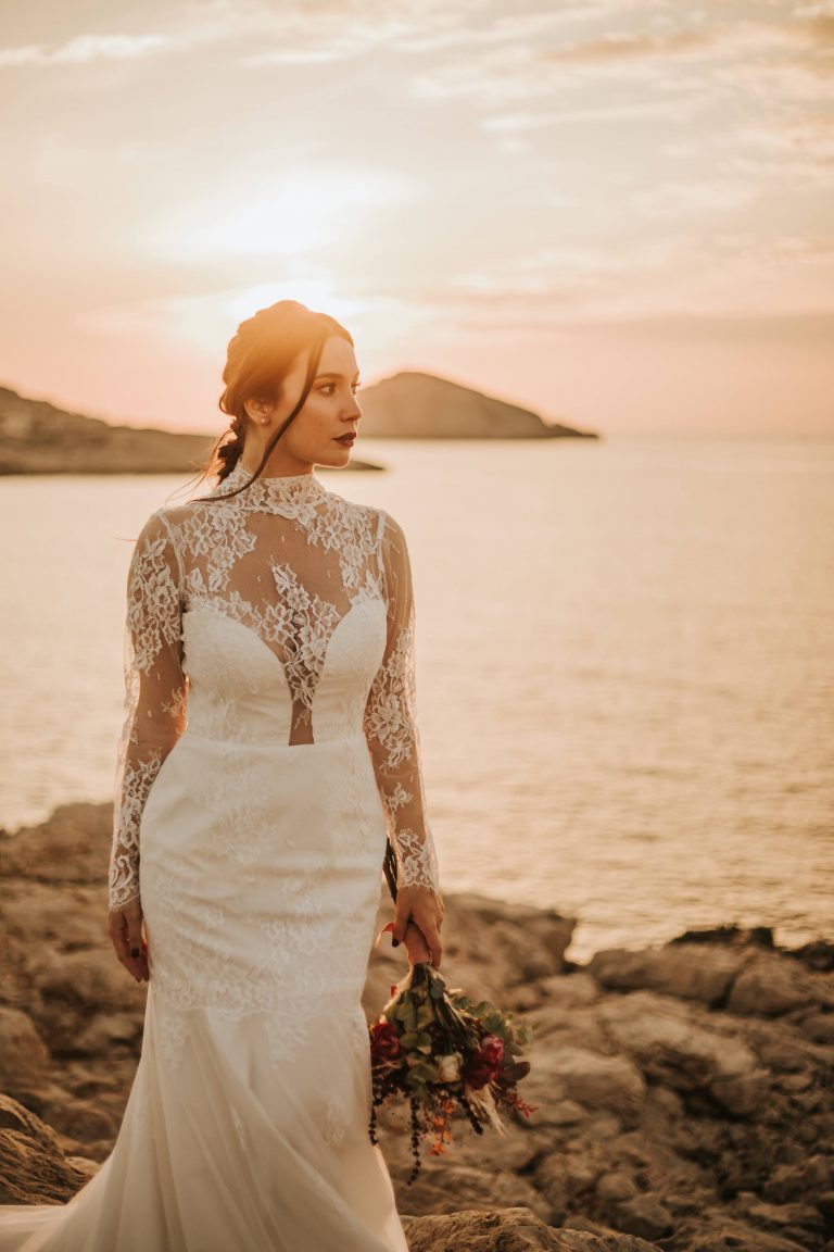 Robe de mariée col montant Crédit : Luxea Photographie & Julie fourmon