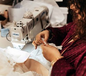 Robe de mariée sur-mesure ou demi-mesure à Marseille : Le guide de la Créatrice